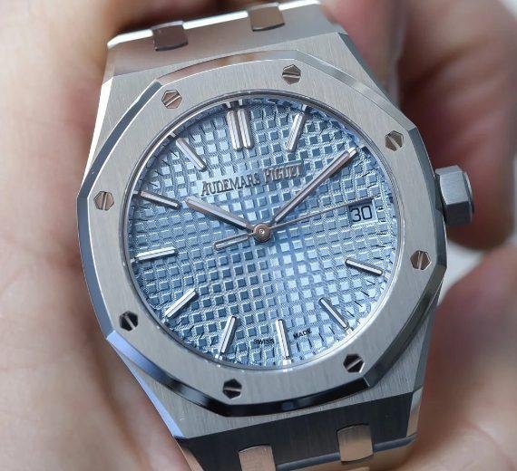 AUDEMARS PIGUET ROYAL OAK QUARTZ 33MM TITANIUM LADIES WATCH